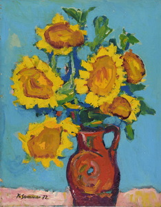 Werkverzeichnis Nr. 607, um 1972,  Sechs Sonnenblumen in braunem Krug vor hellblauer Wand, Öl auf Hartfaser, 69,7 x 55,6 cm, bez. u.l.: K. Sommer 72.