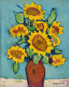 Werkverzeichnis Nr. 608, um 1972, Acht Sonnenblumen in brauner Vase vor hellblauer Wand, Öl auf Hartfaser, 71,3 x 56,6 cm, bez. u.r.: K. Sommer 72.