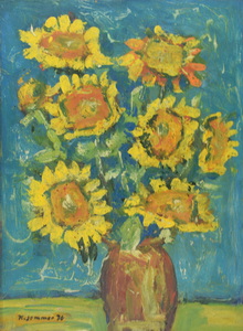 Werkverzeichnis Nr. 927, 1976, Sonnenblumen in brauner Vase vor blauer Wand, Öl auf Karton 59,5 x 44,4 cm,
						bez. u.l.:  K. Sommer 76
