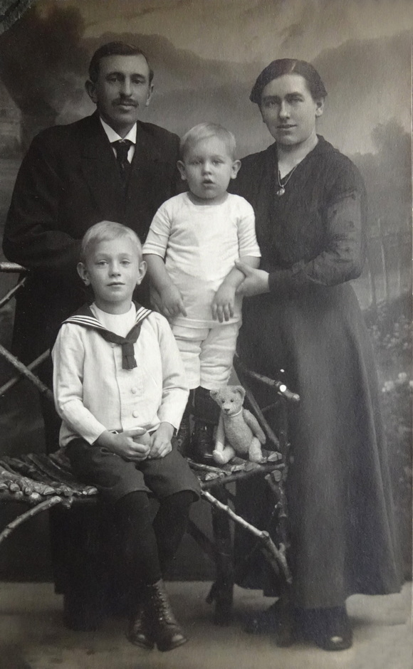 Konrad Sommer als dreihähriger in der Mitte, Schwarz-Weiß-Fotografie, um 1918 