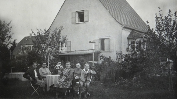 Konrad Sommer ganz links,, links daneben sein Vater und seine Mutter sowie unbekannte Gäste, 
						im Gaten des Hauses Haldenberger Str. 10. um 1929