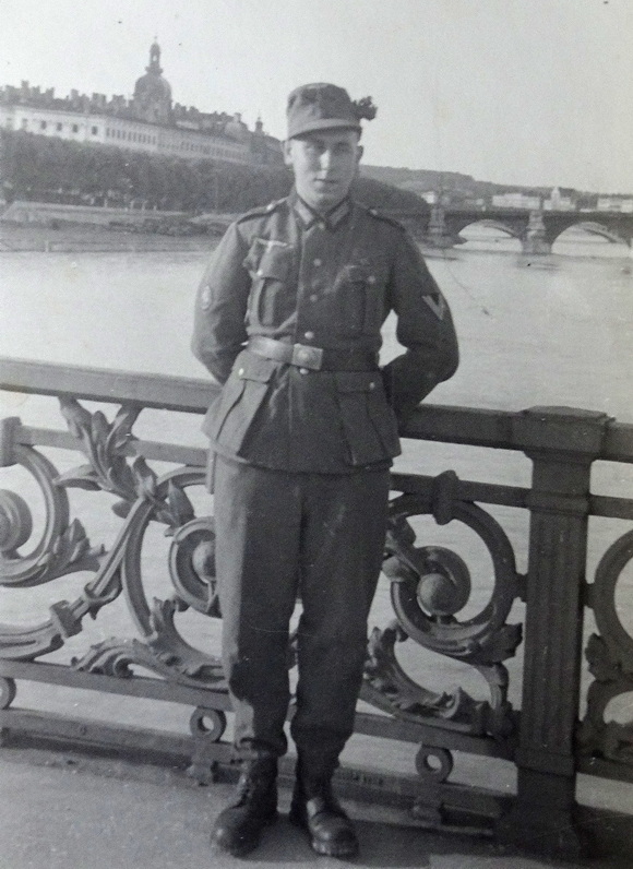Konrad Sommer als Soldat, Schwarz-Weiß-Fotografie, um 1940 
