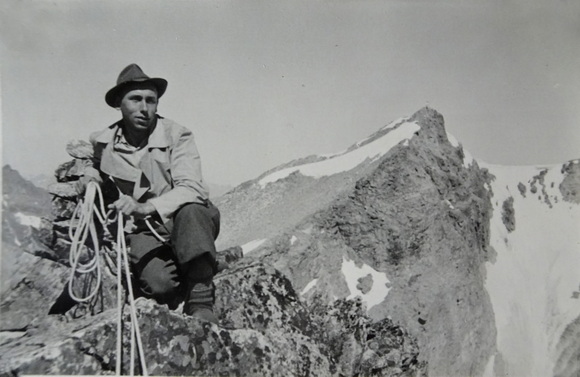 Konrad  Sommer beim Bergsteigen, Schwarz-Weiß-Fotografie, um 1943 