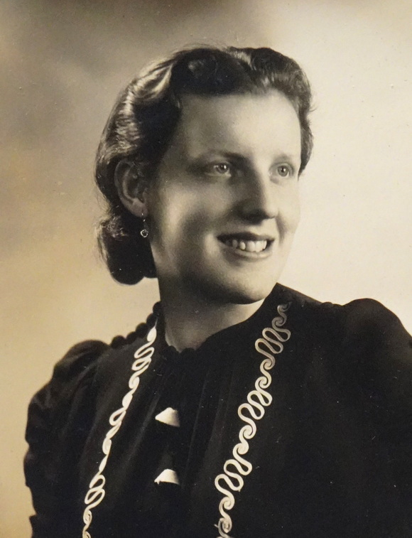 Antonie Rieder vor ihrer Heirat mit Konrad Sommer, Schwarz-Weiß-Fotografie, um 1944