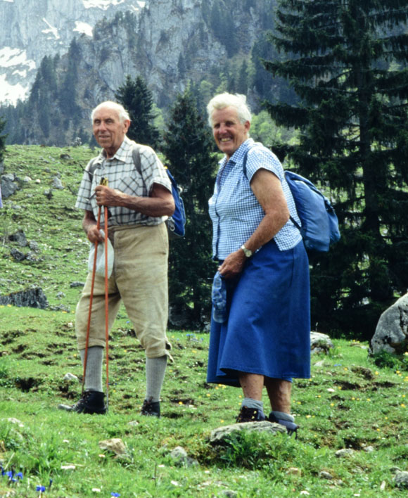 Konrad Sommer und Antonie Sommer beim Wandern, um 1995